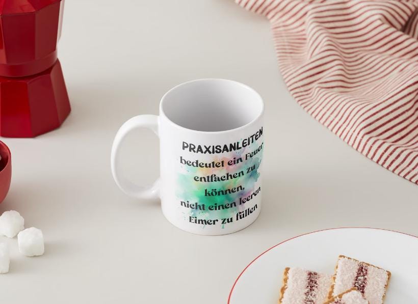 Praxisanleiter Tasse – Geschenk für Pflegekräfte mit Personalisierung | Humorvolles Geschenk für Praxisanleiter – Tasse. Handgefertigte, personalisierte Produkte von kreativ-multifaktur.com – Kreative Geschenkideen.