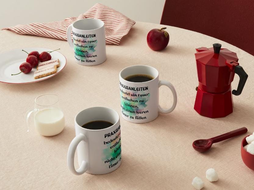 Praxisanleiter Tasse – Geschenk für Pflegekräfte mit Personalisierung | Humorvolles Geschenk für Praxisanleiter – Tasse. Handgefertigte, personalisierte Produkte von kreativ-multifaktur.com – Kreative Geschenkideen.
