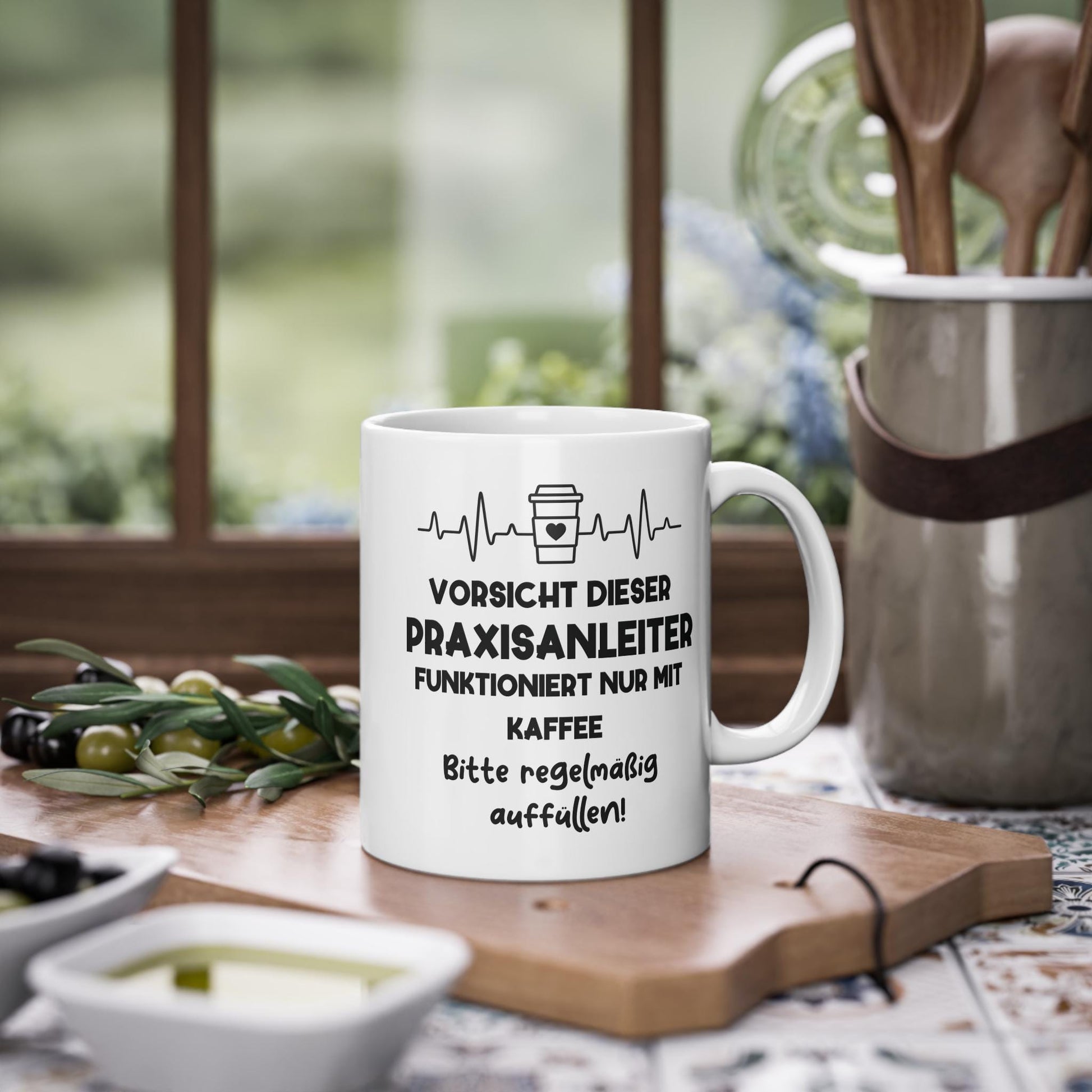 Personalisierte Praxisanleiter-Tasse aus hochwertiger Keramik (350 ml) mit dem lustigen Spruch 'Dieser Praxisanleiter funktioniert nur mit Kaffee', individuell gestaltbar mit Namen oder Text – perfektes Geschenk für Pflegekräfte und Nurses
