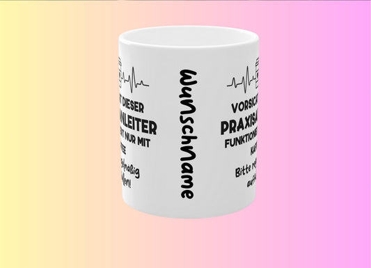Personalisierte Praxisanleiter-Tasse aus hochwertiger Keramik (350 ml) mit dem lustigen Spruch 'Dieser Praxisanleiter funktioniert nur mit Kaffee', individuell gestaltbar mit Namen oder Text – perfektes Geschenk für Pflegekräfte und Nurses