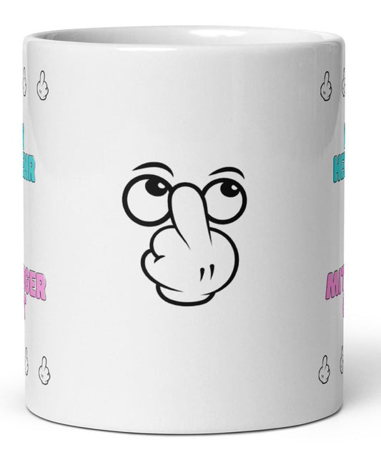 Freche personalisierte Tasse mit Spruch „Ich bin heute sehr nah am Mittelfinger gebaut“.