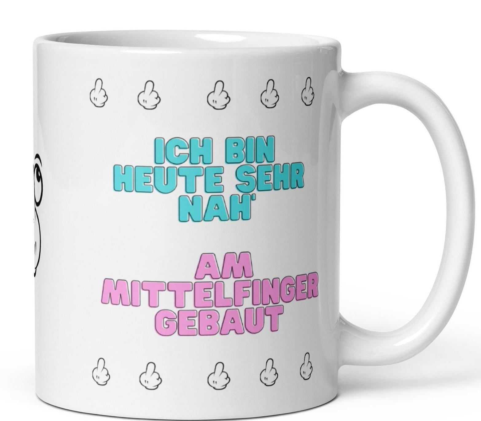 Personalisierte Kaffeetasse mit Namen gegenüber vom Henkel, humorvolles Geschenk.