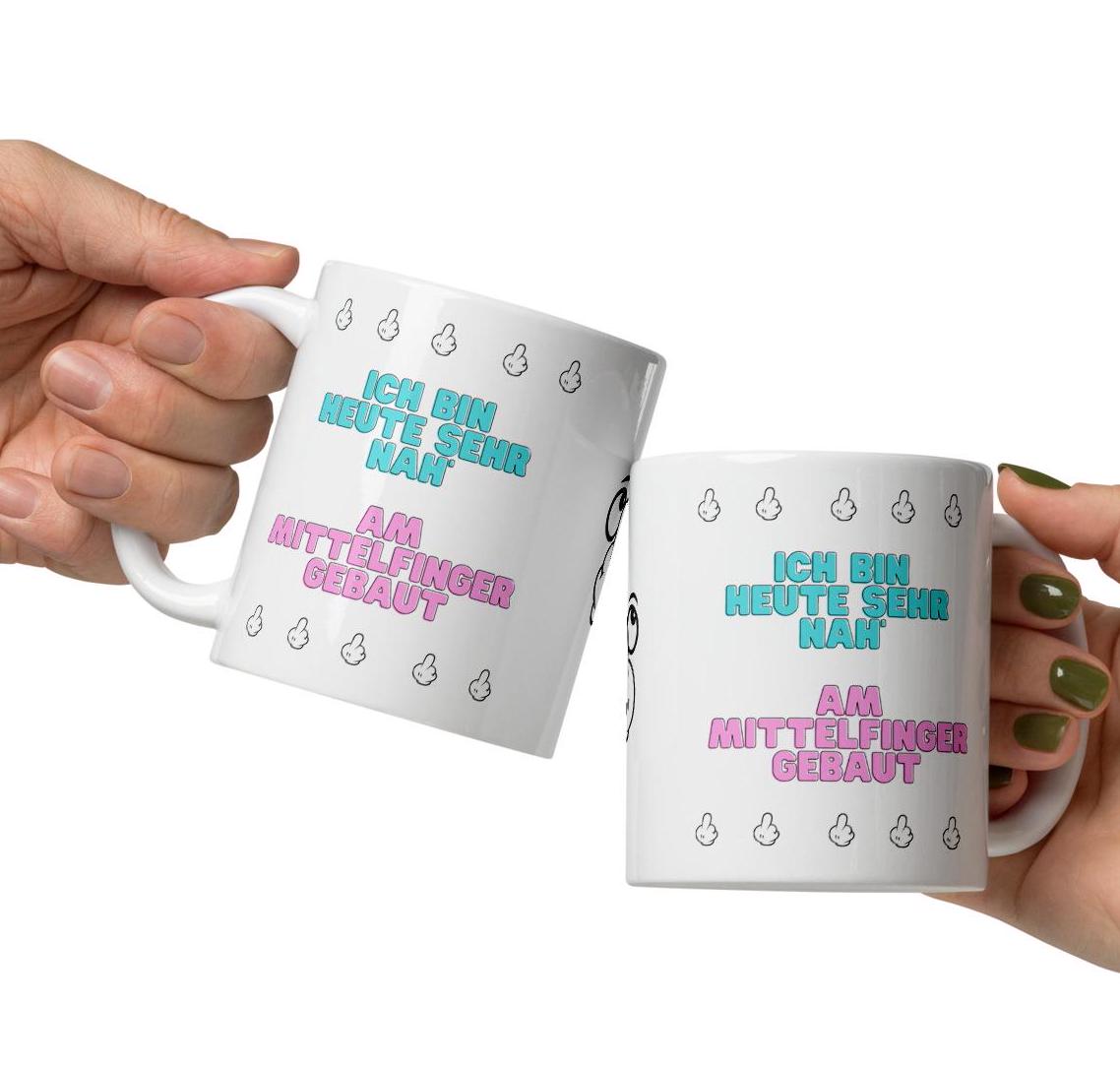 Personalisierbare Tasse mit frechem Spruch – 'Ich bin heute nah am Mittelfinger gebaut – Geschenk für Humorvolle, Namen personalisierbar – Tasse. Handgefertigte, personalisierte Produkte von kreativ-multifaktur.com – Kreative Geschenkideen.
