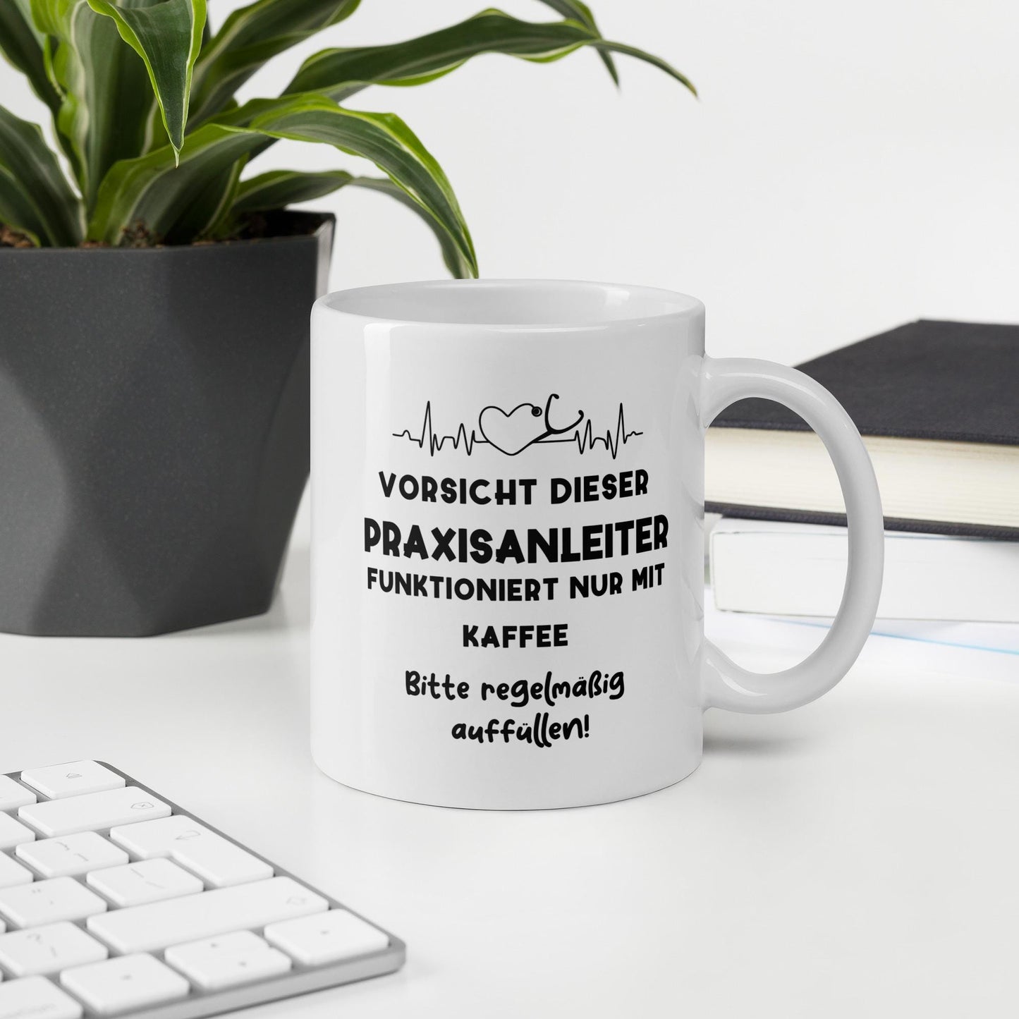 Personalisierte Praxisanleiter-Tasse | EKG & Stethoskop | Geschenk für Praxisanleiter | 330 ml, Spülmaschinenfest – Tasse. Handgefertigte, personalisierte Produkte von kreativ-multifaktur.com – Kreative Geschenkideen.