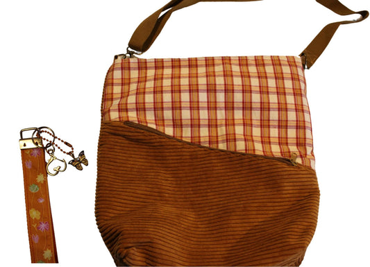 Handgemachte Patchwork-Tasche mit passendem Schlüsselband in warmen Farbtönen