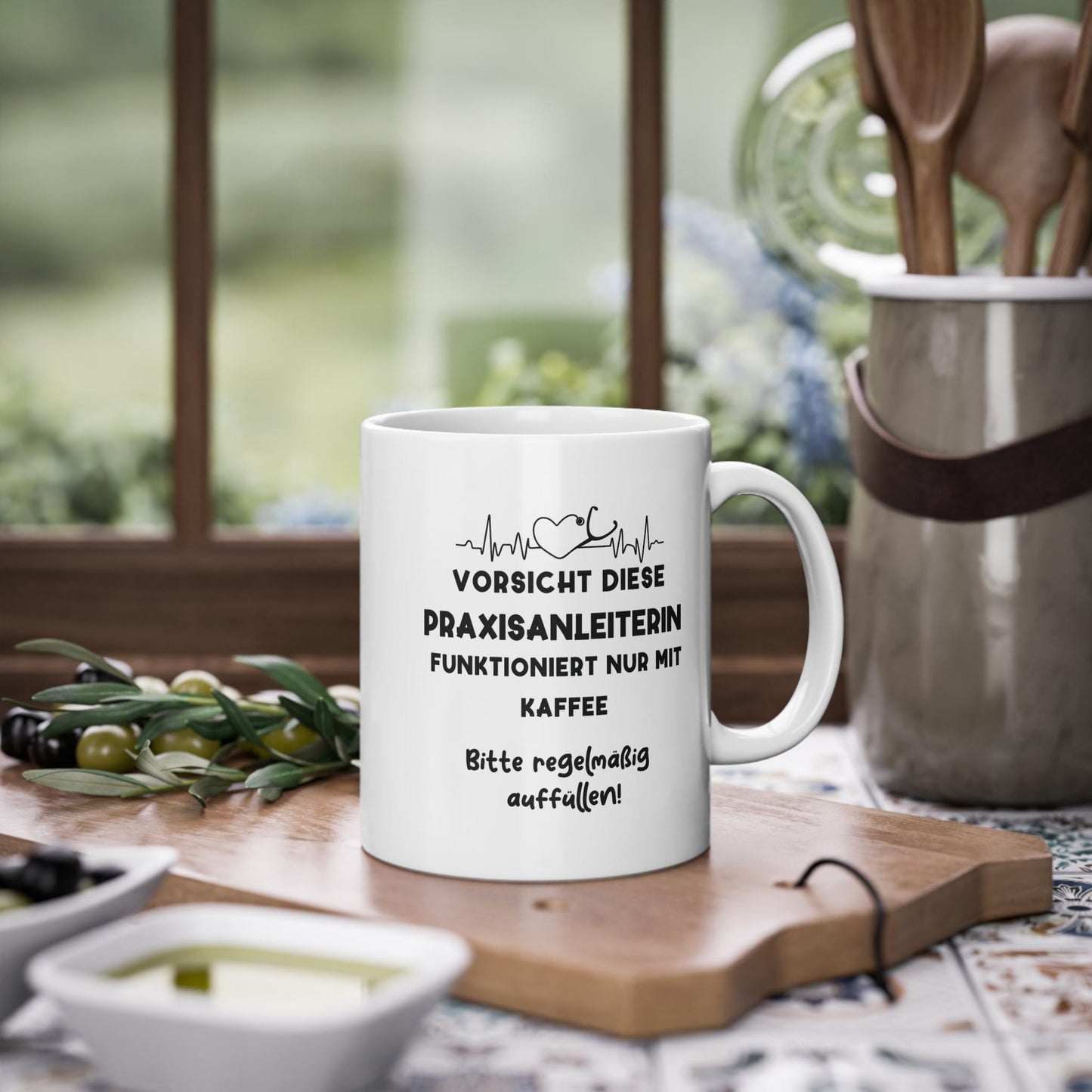 Personalisierbare Praxisanleiterin-Tasse | Diese Praxisanleiterin funktioniert nur mit Kaffee | Geschenk Praxisanleiterin – Tasse. Handgefertigte, personalisierte Produkte von kreativ-multifaktur.com – Kreative Geschenkideen.