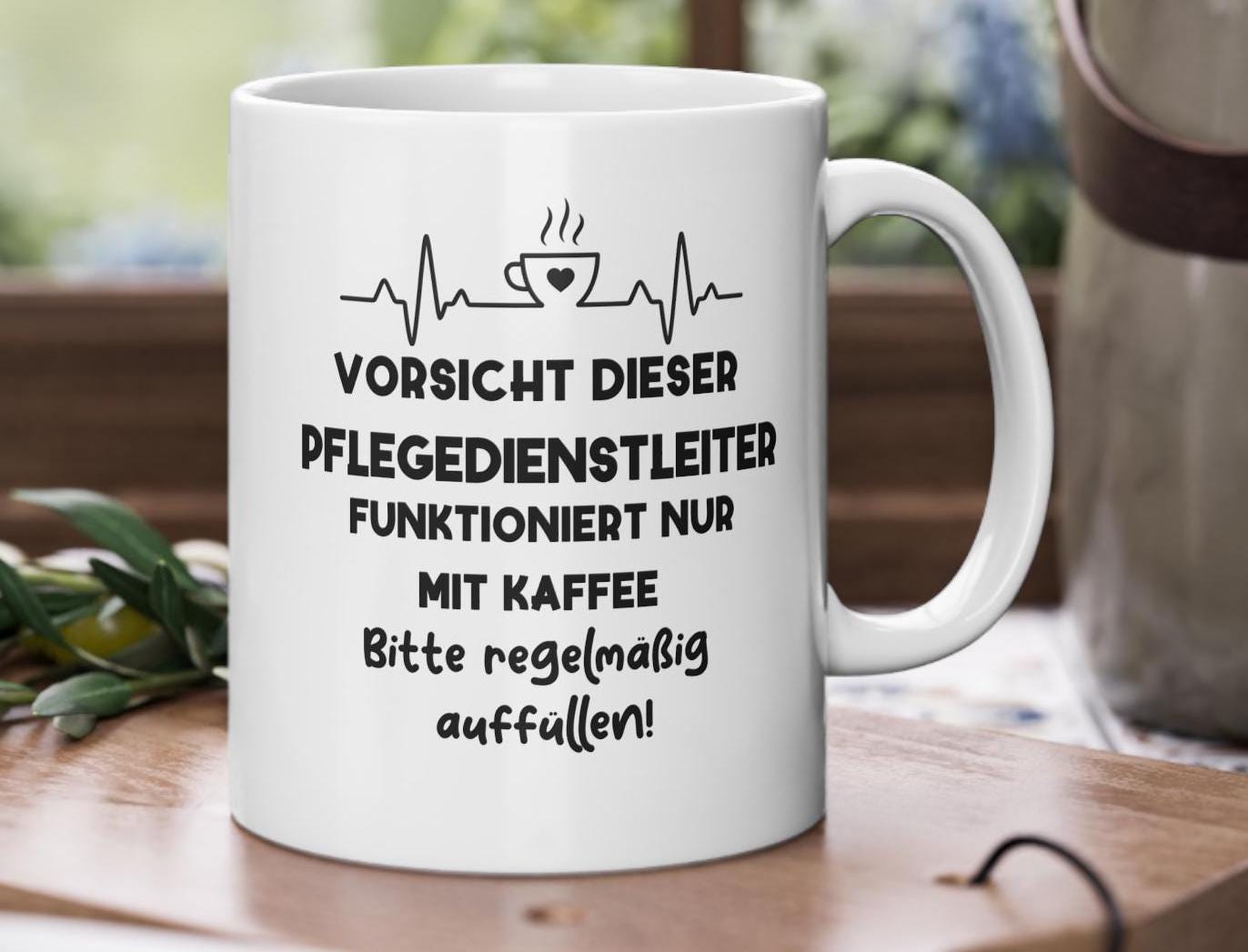 Personalisierbare Pflegedienstleiter Tasse | Cheftasse | Bürotasse | Kollegen Geschenk | Dieser PDL funktioniert nur mit Kaffee | – . Handgefertigte, personalisierte Produkte von kreativ-multifaktur.com – Kreative Geschenkideen.