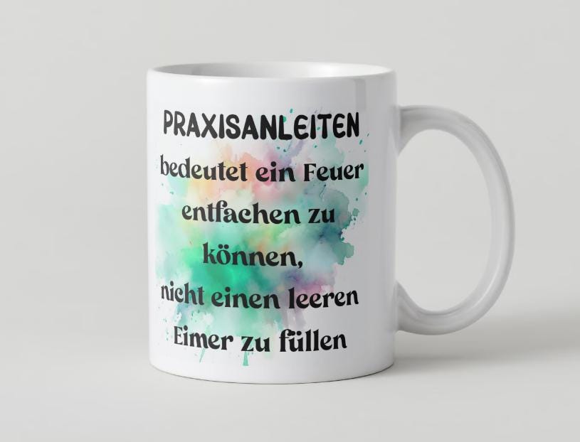 Praxisanleiter Tasse – Geschenk für Pflegekräfte mit Personalisierung | Humorvolles Geschenk für Praxisanleiter – Tasse. Handgefertigte, personalisierte Produkte von kreativ-multifaktur.com – Kreative Geschenkideen.