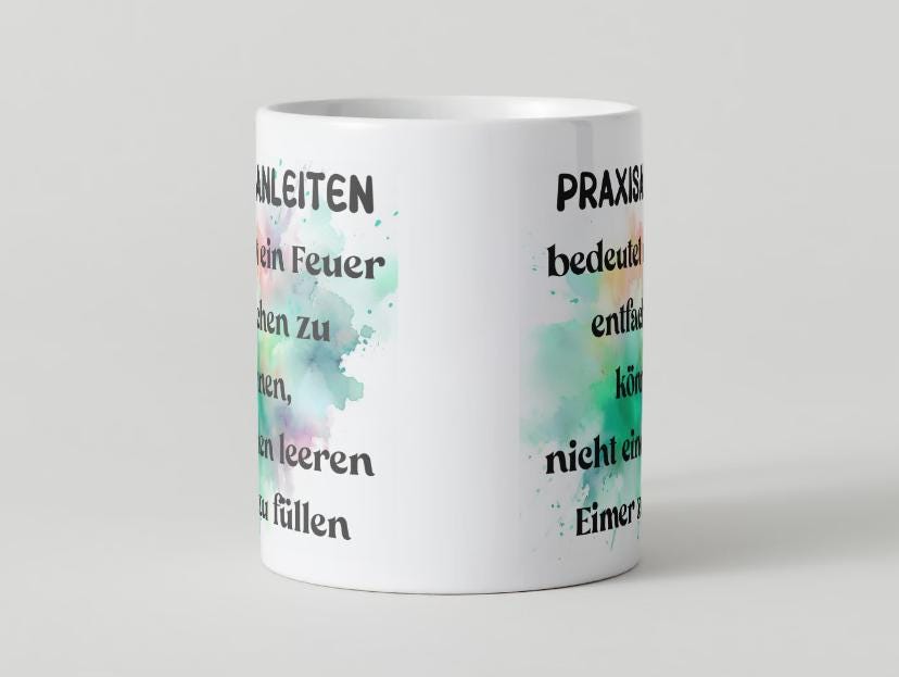Praxisanleiter Tasse – Geschenk für Pflegekräfte mit Personalisierung | Humorvolles Geschenk für Praxisanleiter – Tasse. Handgefertigte, personalisierte Produkte von kreativ-multifaktur.com – Kreative Geschenkideen.