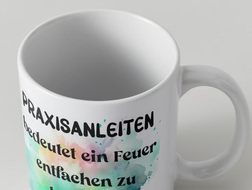 Praxisanleiter Tasse – Geschenk für Pflegekräfte mit Personalisierung | Humorvolles Geschenk für Praxisanleiter – Tasse. Handgefertigte, personalisierte Produkte von kreativ-multifaktur.com – Kreative Geschenkideen.
