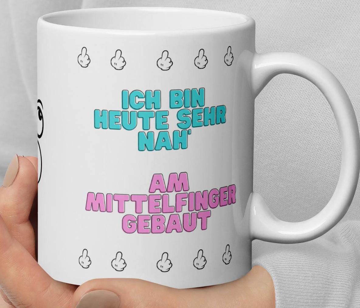 Personalisierbare Tasse mit frechem Spruch – 'Ich bin heute nah am Mittelfinger gebaut –  Geschenk für Humorvolle, Namen personalisierbar – Tasse. Handgefertigte, personalisierte Produkte von kreativ-multifaktur.com – Kreative Geschenkideen.